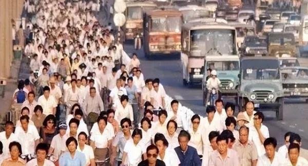 大量北京市民今早骑行上班 这是咋情况?