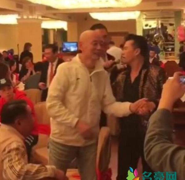 葛优低调出席酒宴 身形消瘦行动迟缓老态明显