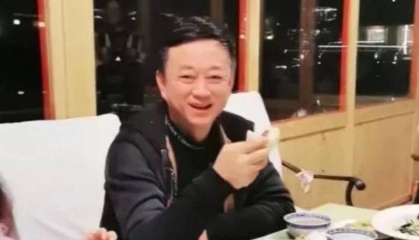 55岁朱军近况曝光，退出大舞台神采不再，和妻子同框略显疲惫？
