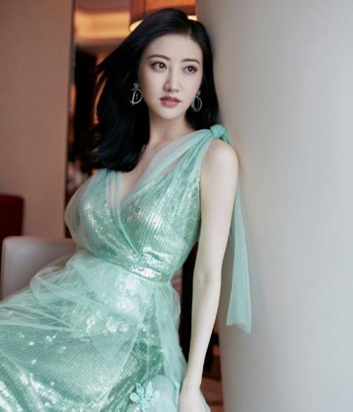 景甜的“奶肌”很晃眼, “萝莉坐”也是难倒一大批网红, 没谁了