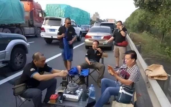 男子和公鸡在高速路上打斗 网友：年货打人了