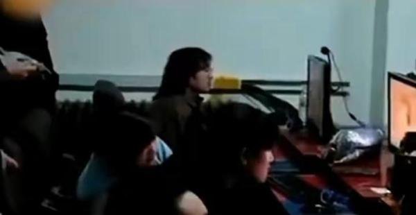 “77哥”：网吧吃住4年半，上机时长2万多个小时，77号是他的专座