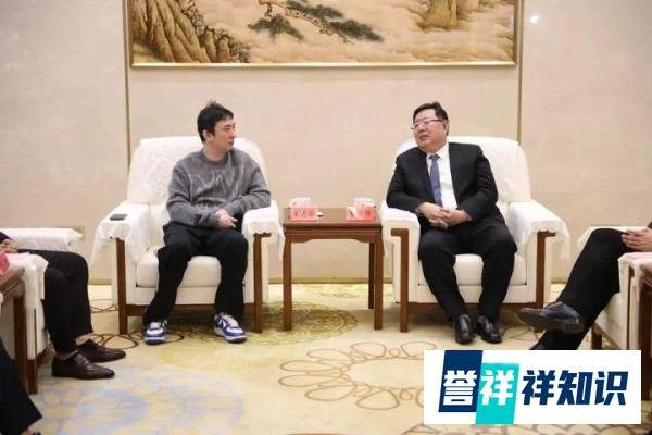 王思聪罕见亮相！与泰安市签约文旅项目，一身休闲装打扮低调同框泰安市市委书记等多位领导