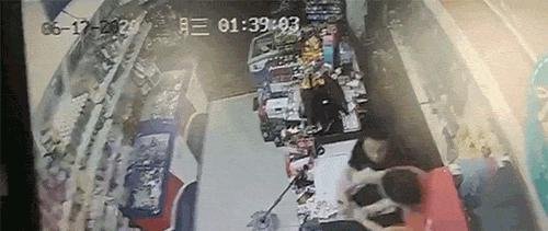 6瓶酒砸倒抢劫男子系正当防卫怎么回事?什么情况?终于真相了