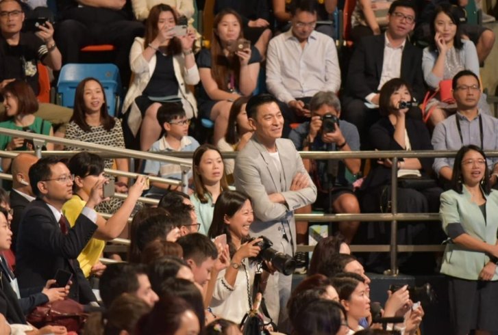刘德华参加女儿毕业礼，与其他学生家长对比真老了，对此你怎么看？