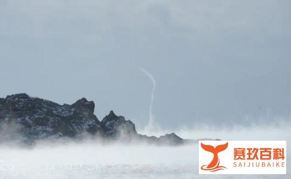 青岛海浪翻涌瞬间被冻住 这是咋情况?