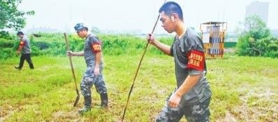 武汉一高考生考完空手翻出考场，他的这番举动想要表达的是什么？