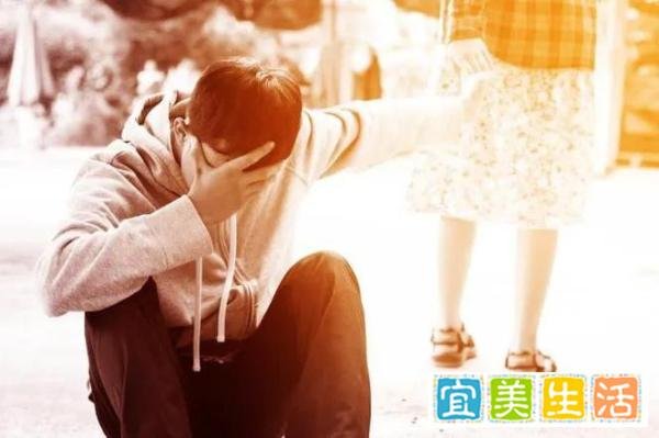 男子求爱被拒换号骚扰女方2年，警方：拘留八日！