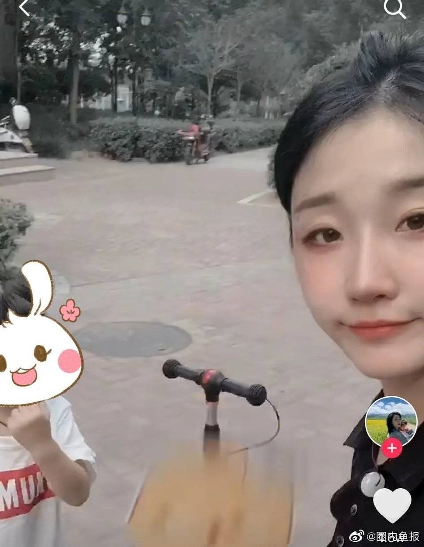 《快乐星球》的莲蓉包当老师了,她为何转行不当明星了?