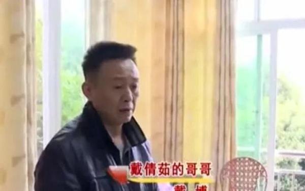 已婚男上司爱上小11岁女下属，26年后结婚，养大她的儿子后终被甩