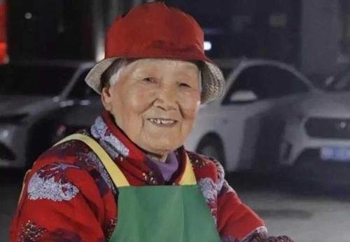 爆红六天后，郑州96岁励志摆摊奶奶张玉珍悄悄的撤摊了