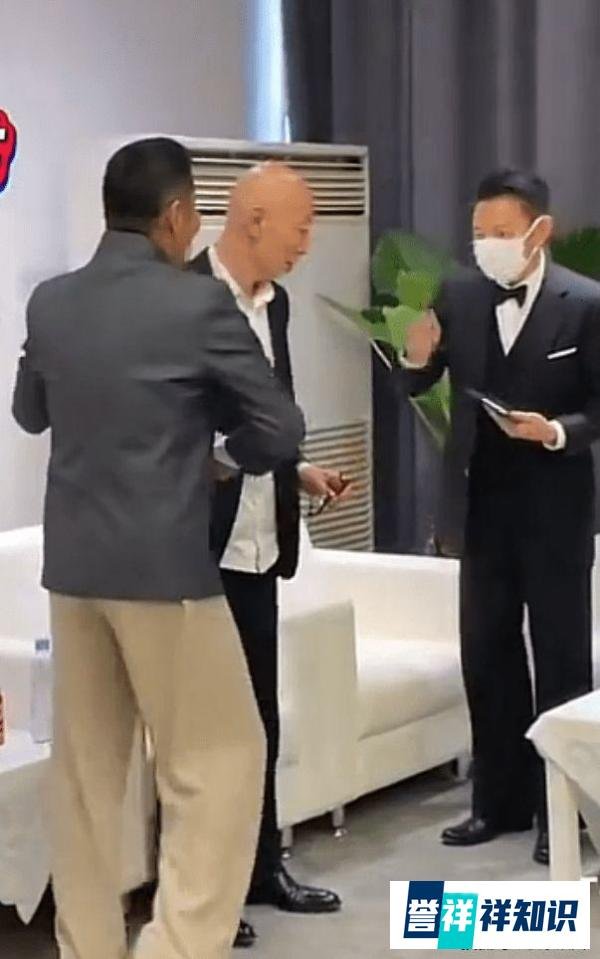68岁陈道明拒绝与杨受成握手！葛优好心提醒，为人细心体贴有风度