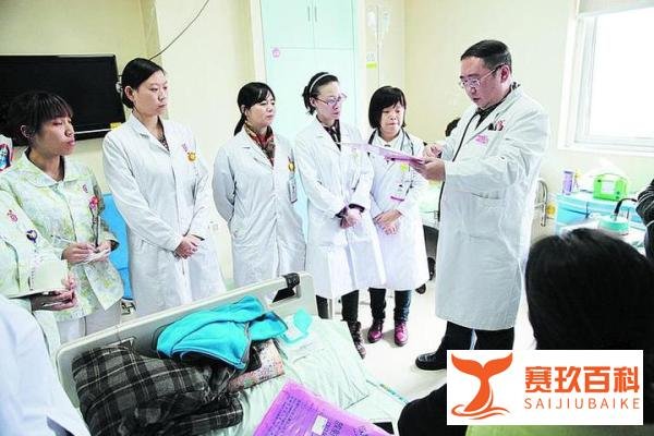 医院大楼金色像娱乐会所?院方回应:白色单调,不利于病人恢复!