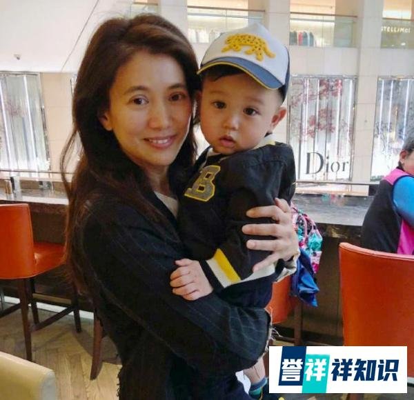 袁咏仪抱胡杏儿儿子,素颜好美,李奕霆一脸木讷,化身呆宝