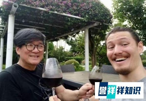 周华健全家福被曝光,跟儿子看起来像兄弟,外国妻子让人意外