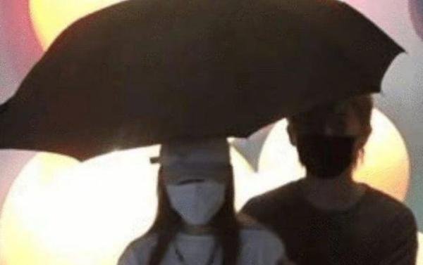 周扬青直播中疑似回应与男子撑伞相依
