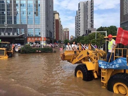 马路积水铲车运送市民10元一位，收费标准合理吗？