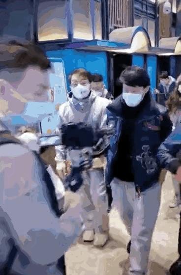 成龙宣传电影疑似腰伤复发 这是咋情况？