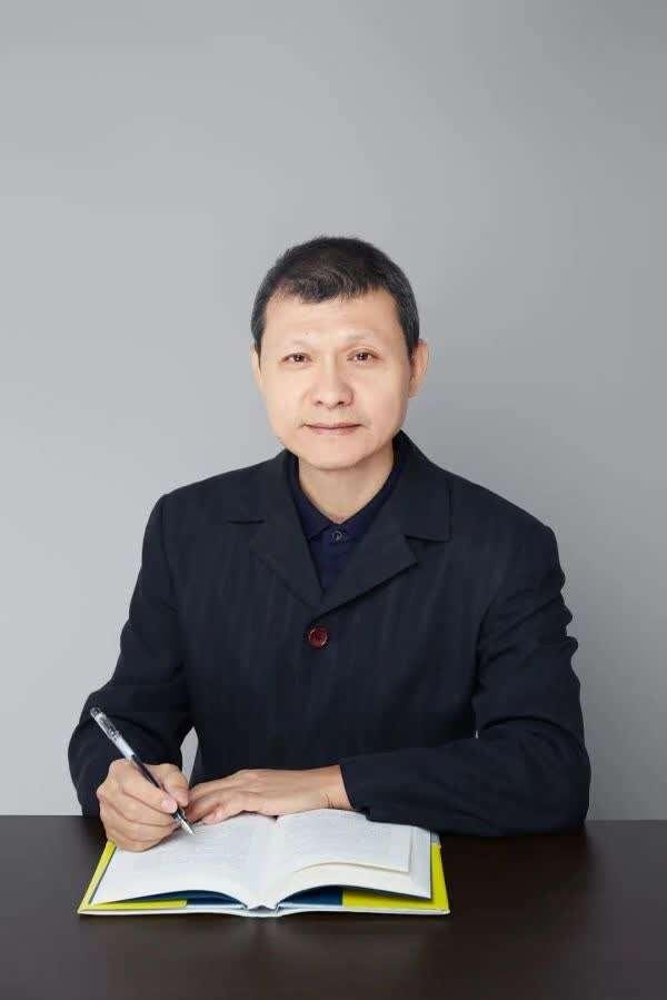 一门两博士!张文宏与哥哥张文宇同台演讲,现场互怼笑翻全场,你怎么看?