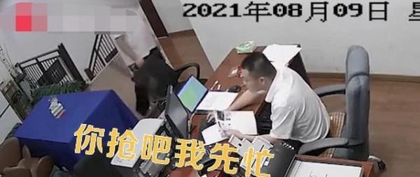 经理边玩手机边与抢银行男子聊天 这是咋情况？