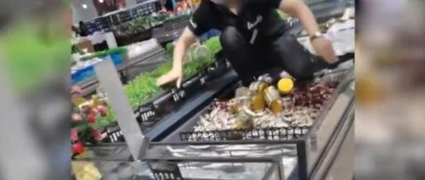 太倒胃!超市工作人员整理商品直接脚踩冷冻鱼虾，网友直呼不敢买