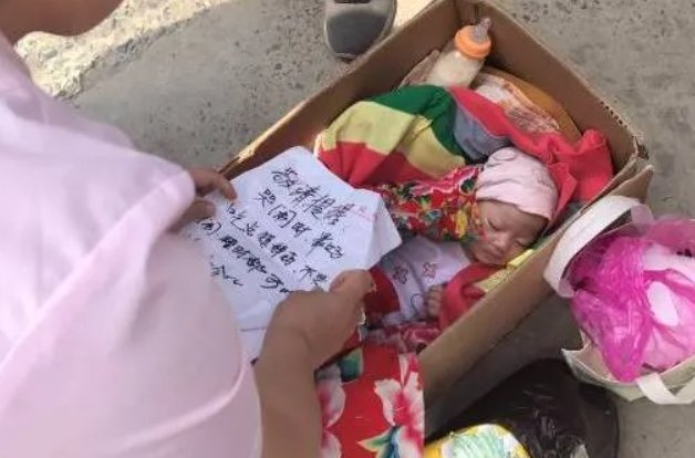 男子晨跑发现疑似弃婴,孩子的父母为何能忍心将其抛弃?