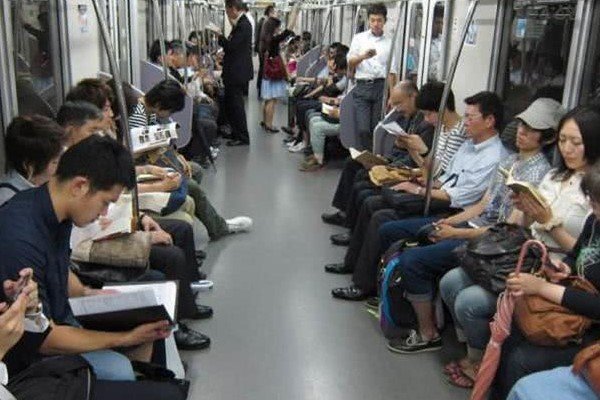 长沙地铁一老人霸座,强行将女子从座位上挤开,他的行为触犯法律吗?