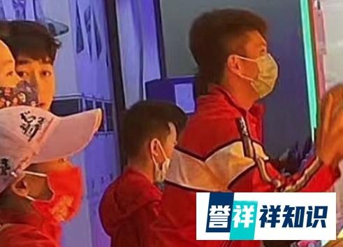 全红婵终于玩上抓娃娃了 这是咋情况？