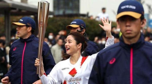 奥运火炬传交日本,日本按原计划传递奥运圣火