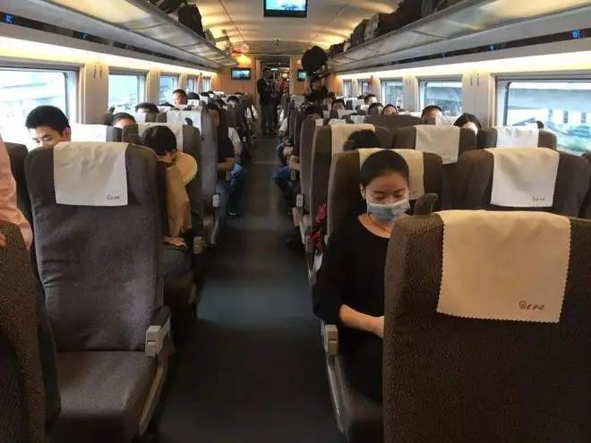 现场画面曝光!2男子高铁内因打电话互殴,给其他乘客造成了哪些影响