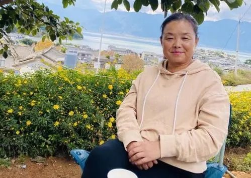 你如何看待57岁自驾游阿姨欲送上千朵花给同龄女性这件事？