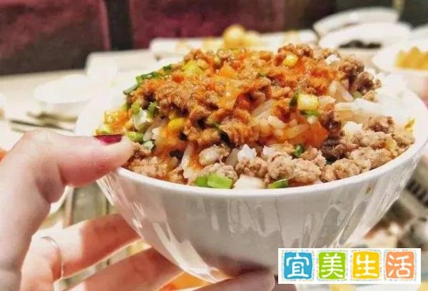 海底捞将牛肉粒换成味伴侣，事情的起因是什么？