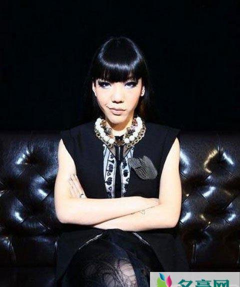 吴莫愁剪了短发照片 脸型似乎发胖了一圈