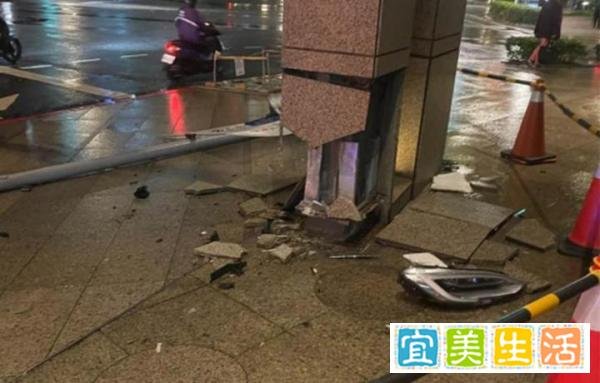 惊险！台北一特斯拉不明原因失控暴冲