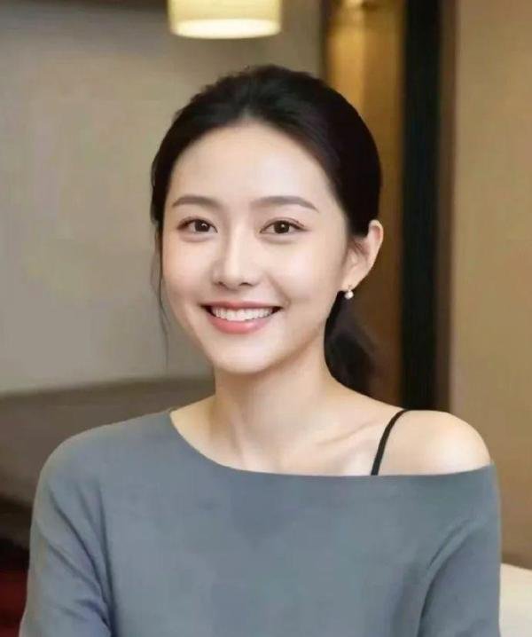 30岁中金美女郑雯露撕开了金融行业的遮羞布