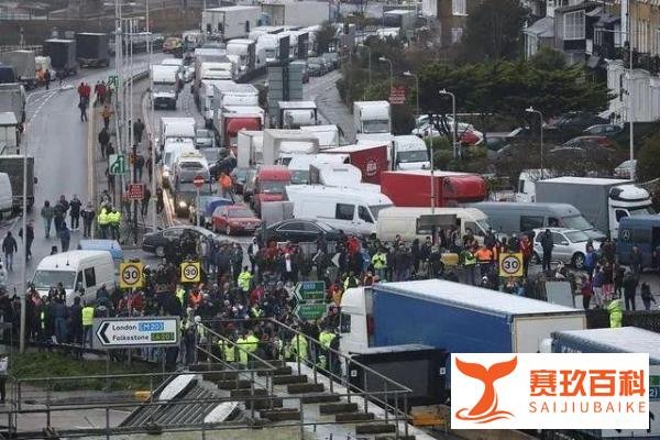 中国暂停往返英国航班！英国多佛港公路仍旧混乱拥堵
