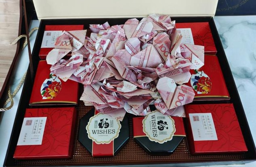 河南司机在公交车上捡到月饼盒打开全是百元现金，这月饼盒是什么人的？