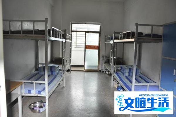 学校一个宿舍住30人,2人睡1张床,当地教育局回应:会反映给学校