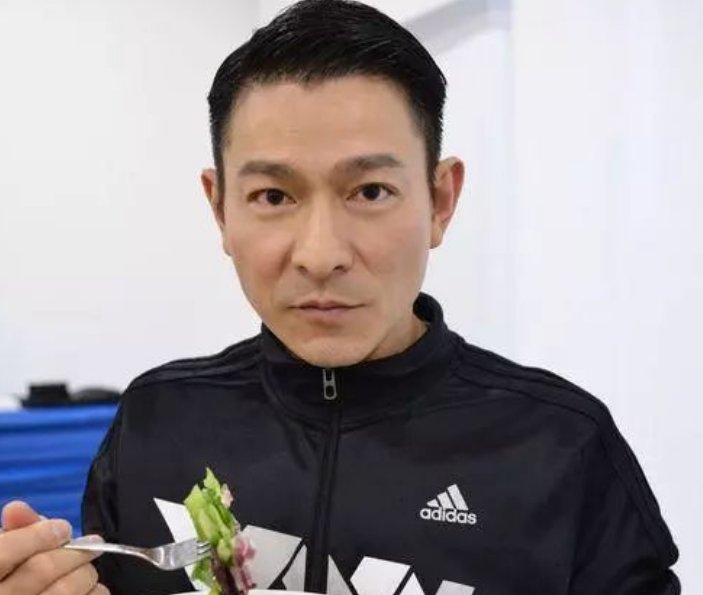 刘德华参加女儿毕业礼,与其他学生家长对比真老了,对此你怎么看?