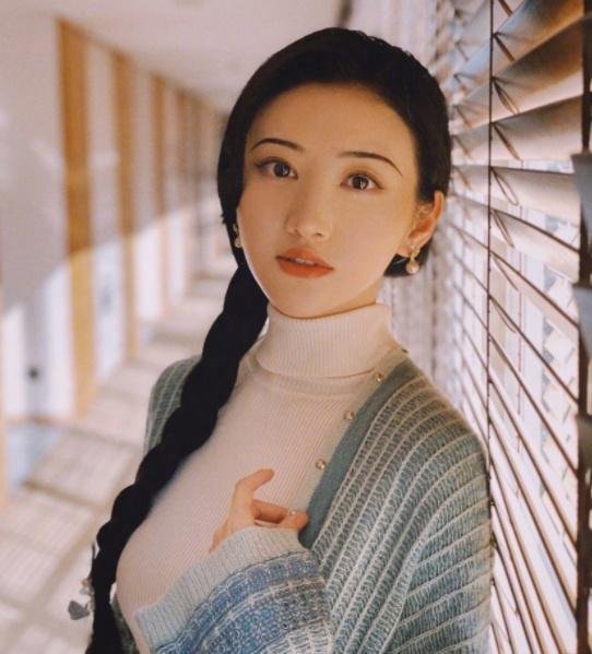 景甜的“奶肌”很晃眼, “萝莉坐”也是难倒一大批网红, 没谁了