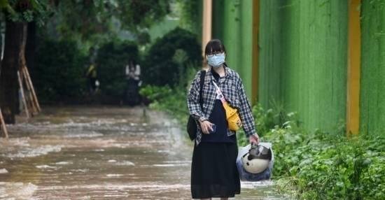 石家庄暴雨:桥洞变“水帘洞”市民驾车通过积水路段