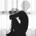 求男生QQ头像，是一个男生坐着靠在窗边的背影，闪图