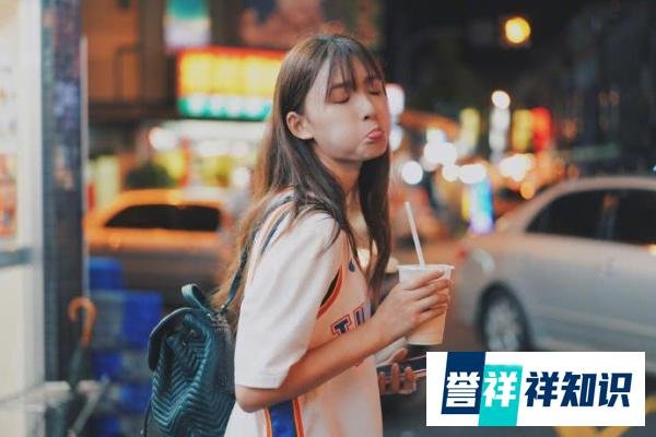 林允街头被偶遇, 打扮靓丽圈粉无数,果然奶茶才是她的最爱
