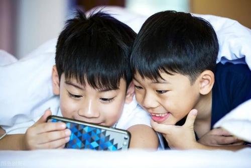10岁女孩瞒着家人花两千多元钱买手机,如何避免此类事件的发生?