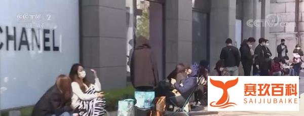 韩国青年排队抢购奢侈品 网友：大多是买手，为中国代购而买？