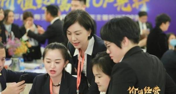 朱美音与弘龙18部业务主任合影