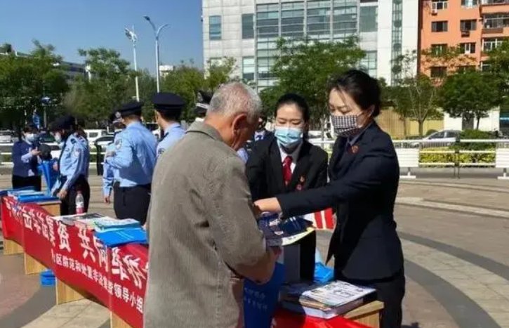 党章总纲部分指出依法坚决打击各种什么