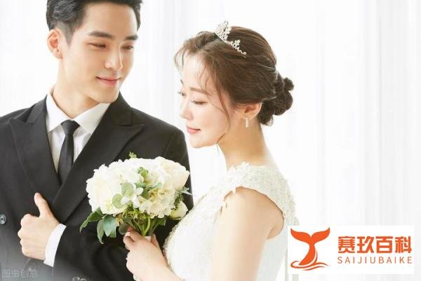 婚礼前一天新郎发现新娘与他人发生关系，起诉离婚后，获赔5万元