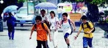 没有伞的孩子才会努力奔跑！太经典了！