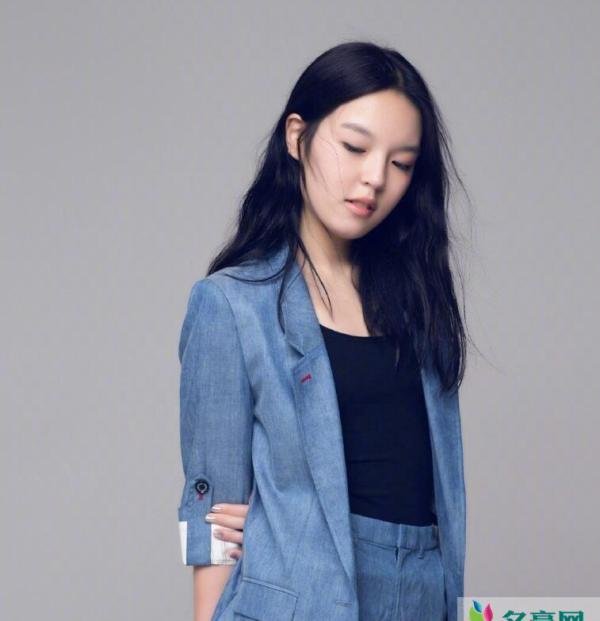 李咏女儿将上大学 一头长发加小西装显气质